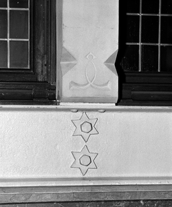 857206 Afbeelding van ornamenten in het kantoor van de Levensverzekeringsmaatschappij De Utrecht (Leidseweg 2) te Utrecht.